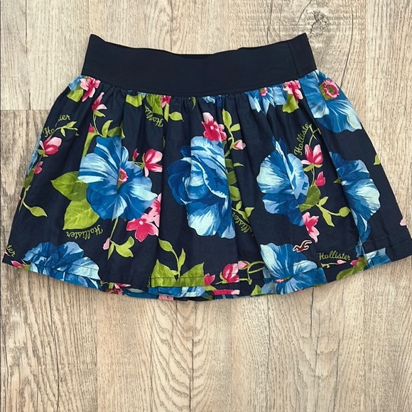 Hollister Dresses & Skirts - Hollister Black and Blue Bubble Mini Skirt